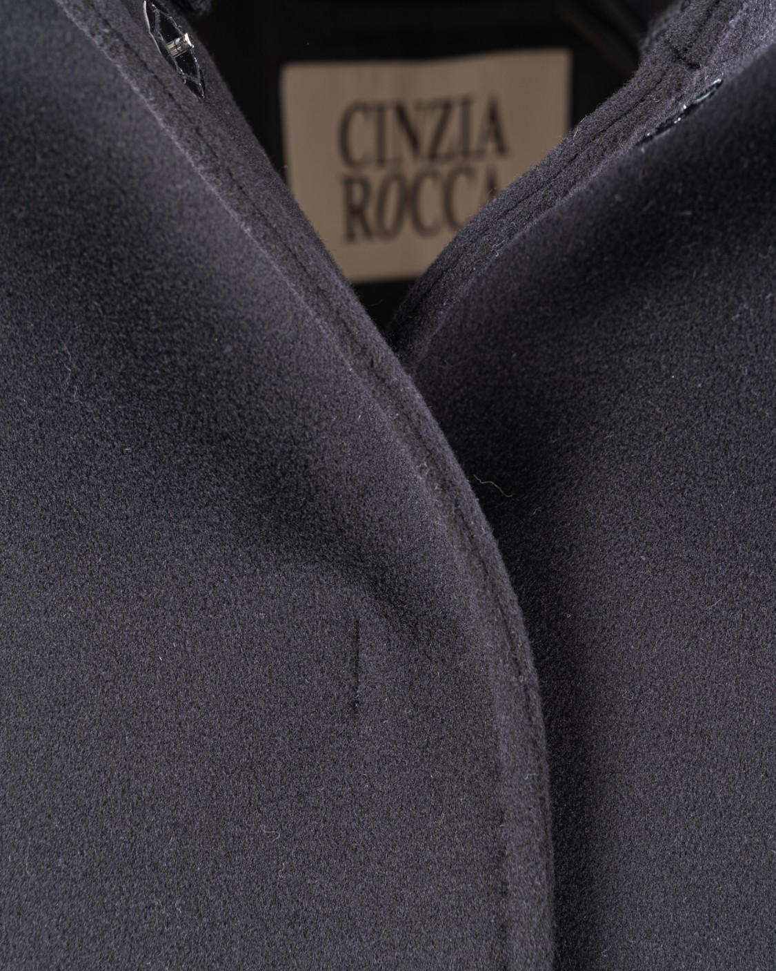 shop CINZIA ROCCA  Giaccone: Cinzia Rocca cappotto corto oversize con dettagli in maglia in pura lana.
Allacciatura con 4 bottoni automatici nascosti.
Collo alla coreana.
Maniche raglan.
Tasche a filetto.
Spacchi laterali.
Impunture sartoriali.
Collo in maglia staccabile.
Polsi in maglia staccabili.
Interamente foderato.
Composizione: 100% Lana.
Fabbricato in Italia.. U243-OM1-64FS-1 number 15262